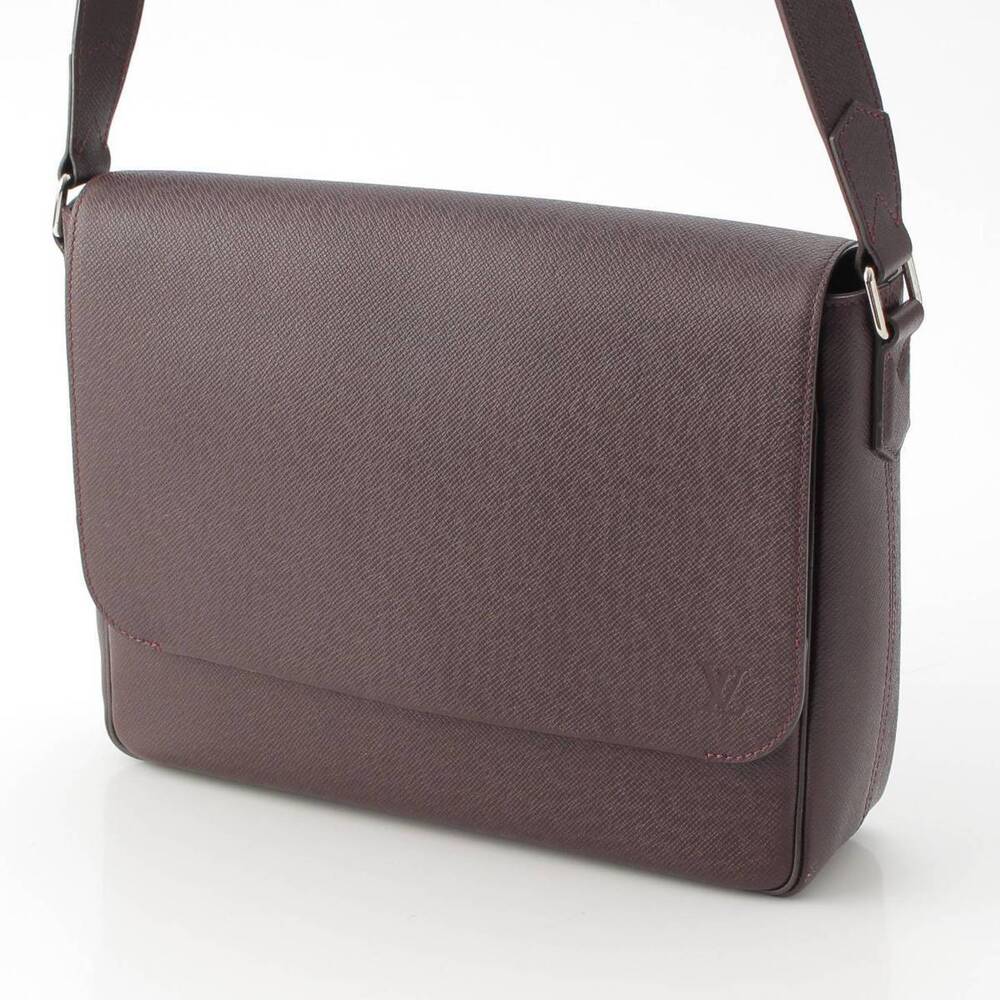Louis Vuitton Dark Leather Brown Messenger Roman Grizzly Leather Taiga Bag Black